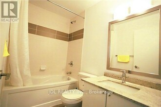33-4033 Bay St. in Toronto, ON - Building Photo - Building Photo