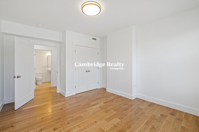309 Columbia St, Unit 1 in Cambridge, MA - Foto de edificio - Building Photo