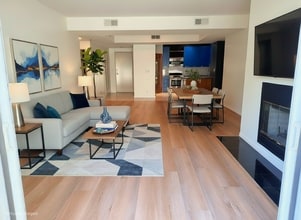 2222 N Beachwood Dr, Unit 412 in Los Angeles, CA - Foto de edificio - Building Photo