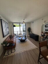 144 NW 32nd St, Unit B1 in Miami, FL - Building Photo - Building Photo