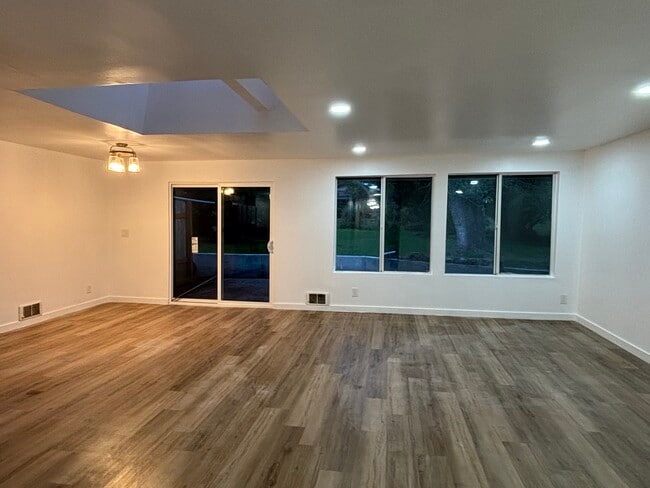 13910 SE Newport Way in Bellevue, WA - Building Photo - Building Photo