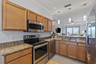 9715 Acqua Ct in Naples, FL - Building Photo
