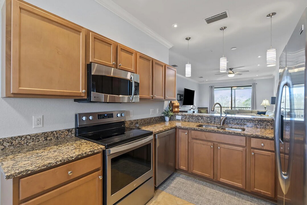 9715 Acqua Ct in Naples, FL - Building Photo