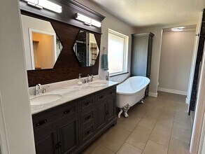 626 W Pine Rose Court Way in Mustang, OK - Foto de edificio - Building Photo