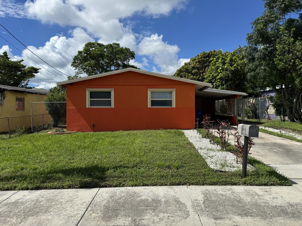 1281 W 35th St in Riviera Beach, FL - Building Photo