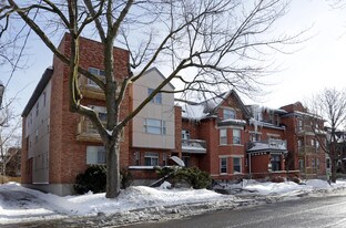 Waverly Manor in Ottawa, ON - Building Photo
