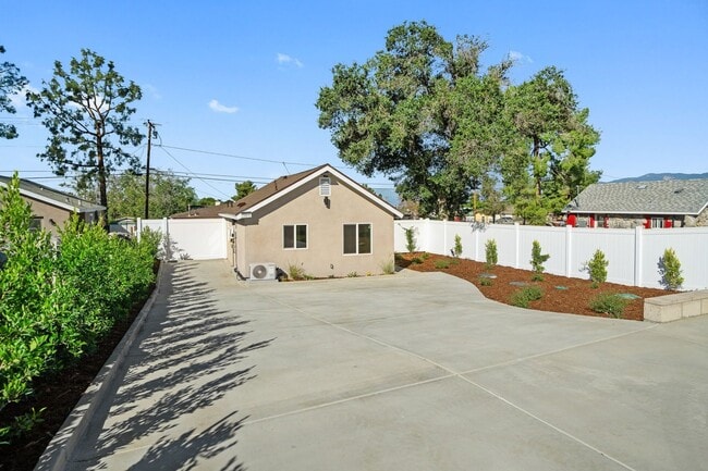 1318 Malachite Ave in Mentone, CA - Building Photo - Building Photo