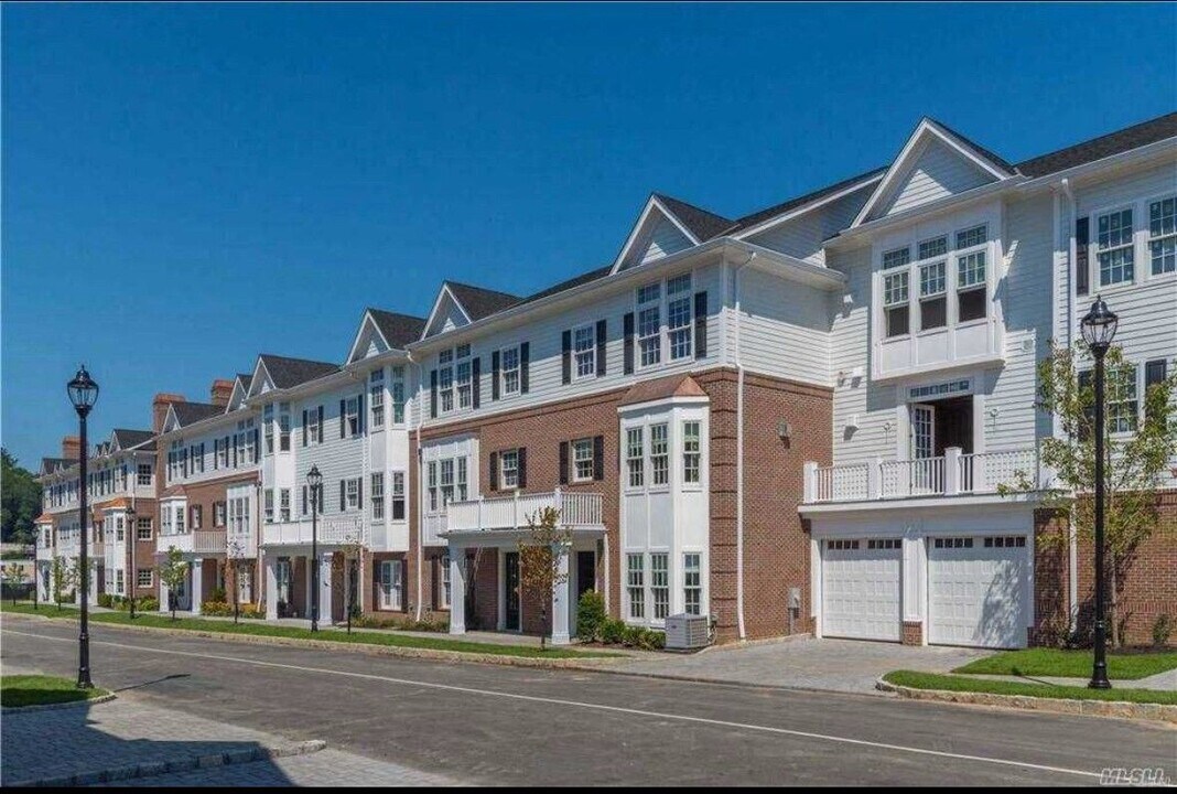 1005 Mill Creek S in Roslyn, NY - Foto de edificio