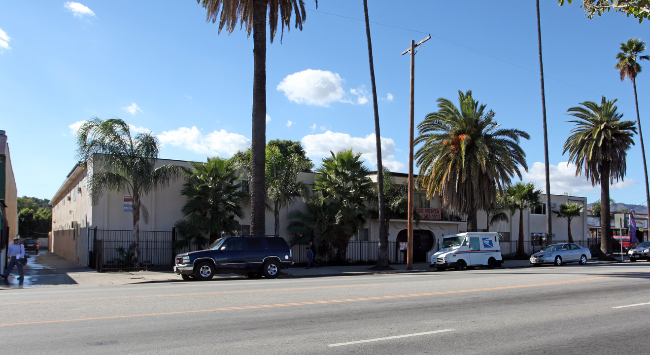 12625 San Fernando in Sylmar, CA - Foto de edificio