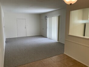 1122 S Clark Dr, Unit 6 in Los Angeles, CA - Foto de edificio - Building Photo