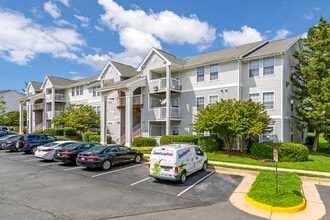 Dulles Center Apartments - Tax Credit in Herndon, VA - Foto de edificio - Building Photo