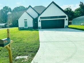 319 E 2nd St in Port Neches, TX - Building Photo - Building Photo
