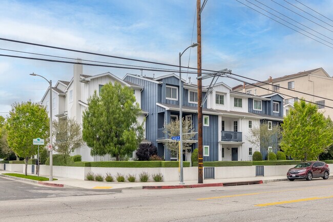 Toluca Village in Toluca Lake, CA - Building Photo - Primary Photo