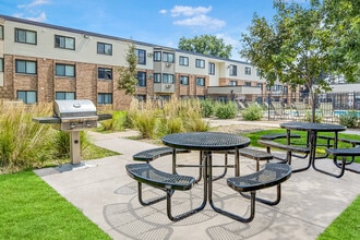 Ridgebrook Apartments in Brooklyn Park, MN - Foto de edificio - Building Photo