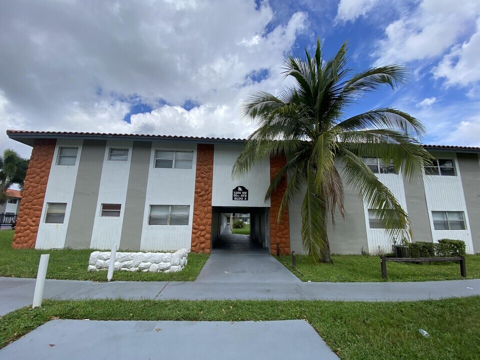 1200 SW 50th Ave in North Lauderdale, FL - Building Photo