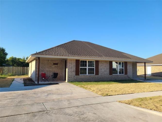 905 W 7th St in Bonham, TX - Building Photo