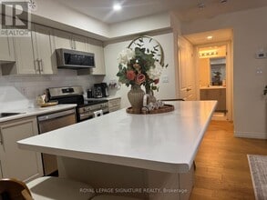 10A Lookout Dr in Bowmanville, ON - Building Photo - Building Photo