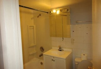 28 N King Arthur Ct in Northlake, IL - Building Photo - Building Photo