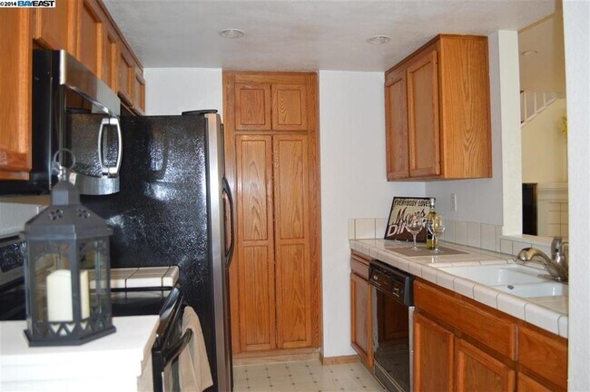 5111 Shalimar Cir in Fremont, CA - Building Photo - Building Photo