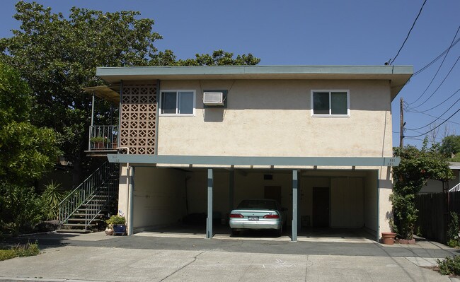 817 Robinson St in Martinez, CA - Foto de edificio - Building Photo