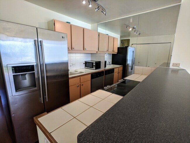 2611 Ala Wai Blvd in Honolulu, HI - Building Photo - Building Photo