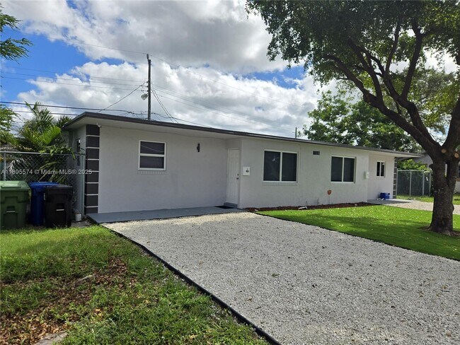 716 NW 14th Way in Fort Lauderdale, FL - Building Photo - Building Photo