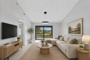 350 E Club Cir in Boca Raton, FL - Building Photo