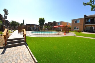 Silver Oak Apartments in El Cajon, CA - Foto de edificio - Building Photo