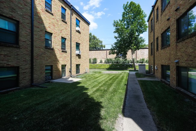 South Snelling Villas in St. Paul, MN - Building Photo - Building Photo