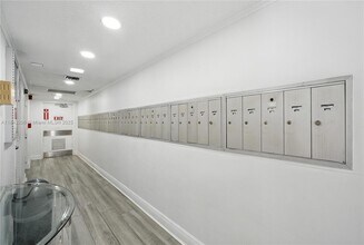 3850 Oaks Clubhouse Dr in Pompano Beach, FL - Building Photo - Building Photo