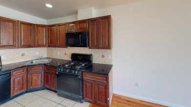 57 Washburn St in Jersey City, NJ - Building Photo - Building Photo