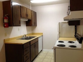 2517 Old Bainbridge Rd-Unit -B in Tallahassee, FL - Building Photo - Building Photo
