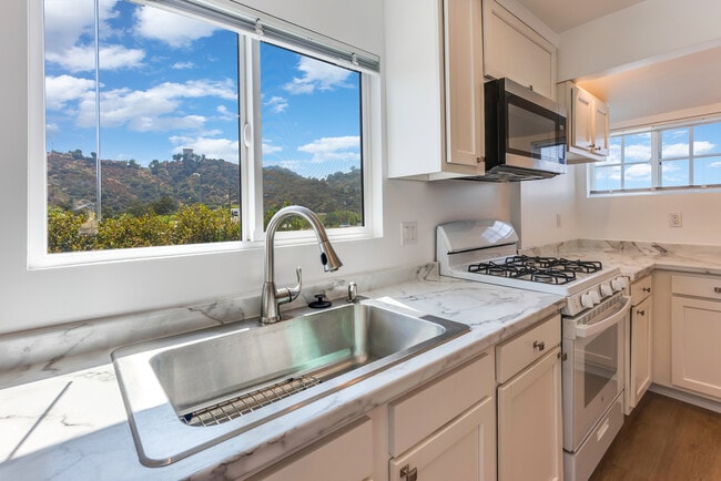 6858 Quinton Ln in Tujunga, CA - Building Photo - Building Photo