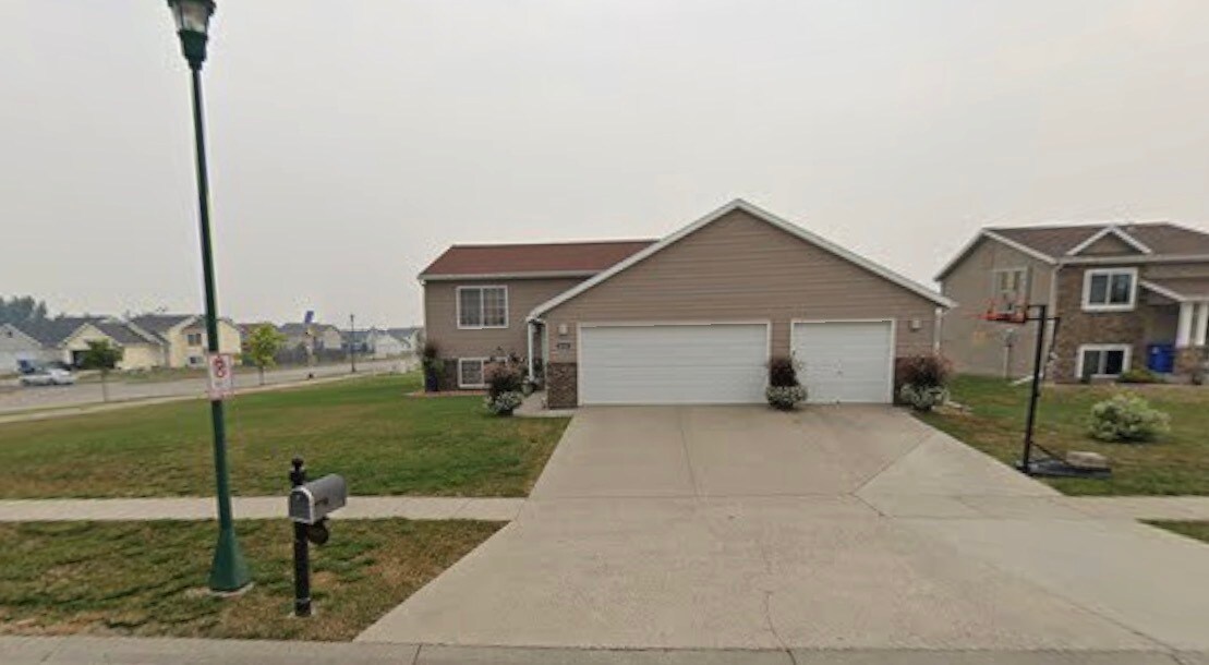 6020 Bennett Ct S in Fargo, ND - Building Photo