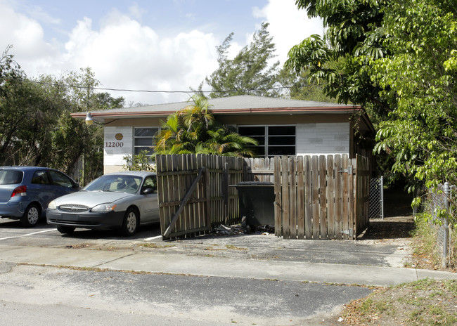 12200 NE 8th Ave in North Miami, FL - Foto de edificio - Building Photo