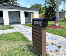 2421 N 56th Terrace in Hollywood, FL - Building Photo - Building Photo