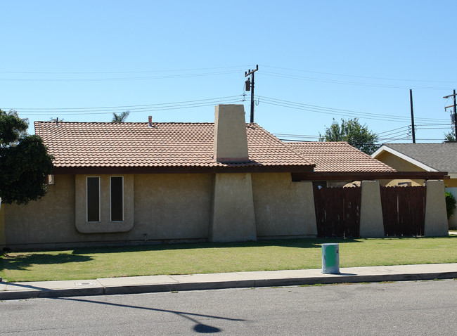 647-649 N M St in Oxnard, CA - Foto de edificio - Building Photo