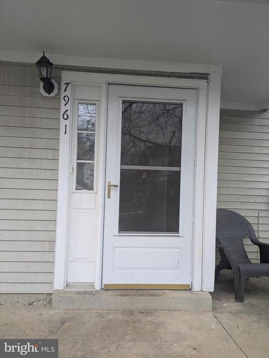 7961 Coachcrest Ct in Manassas, VA - Foto de edificio