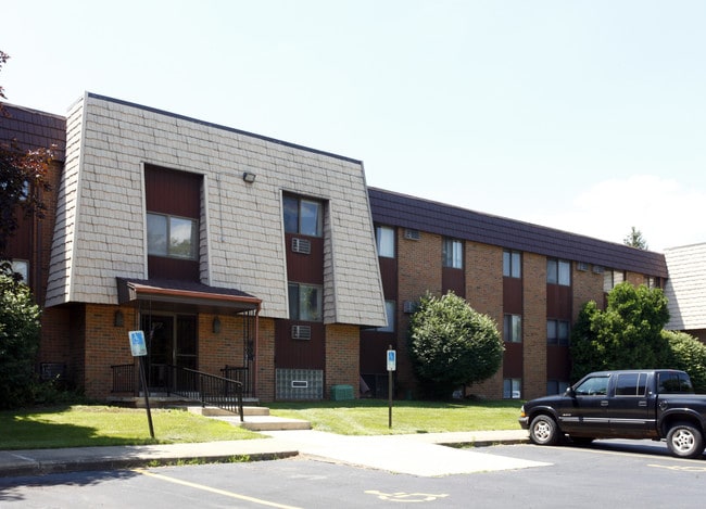 Newton Village Apartments in Newton Falls, OH - Foto de edificio - Building Photo