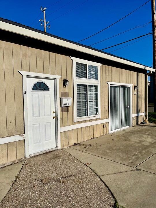 1880 Hayes St in Anderson, CA - Building Photo