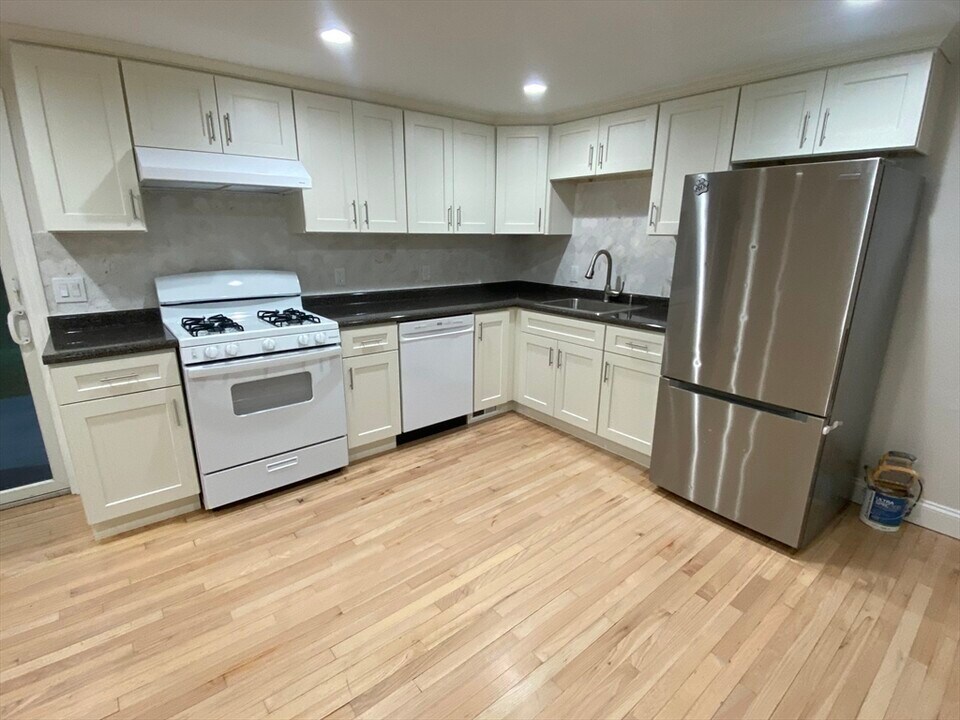 61 Nautical Way in Barnstable, MA - Building Photo
