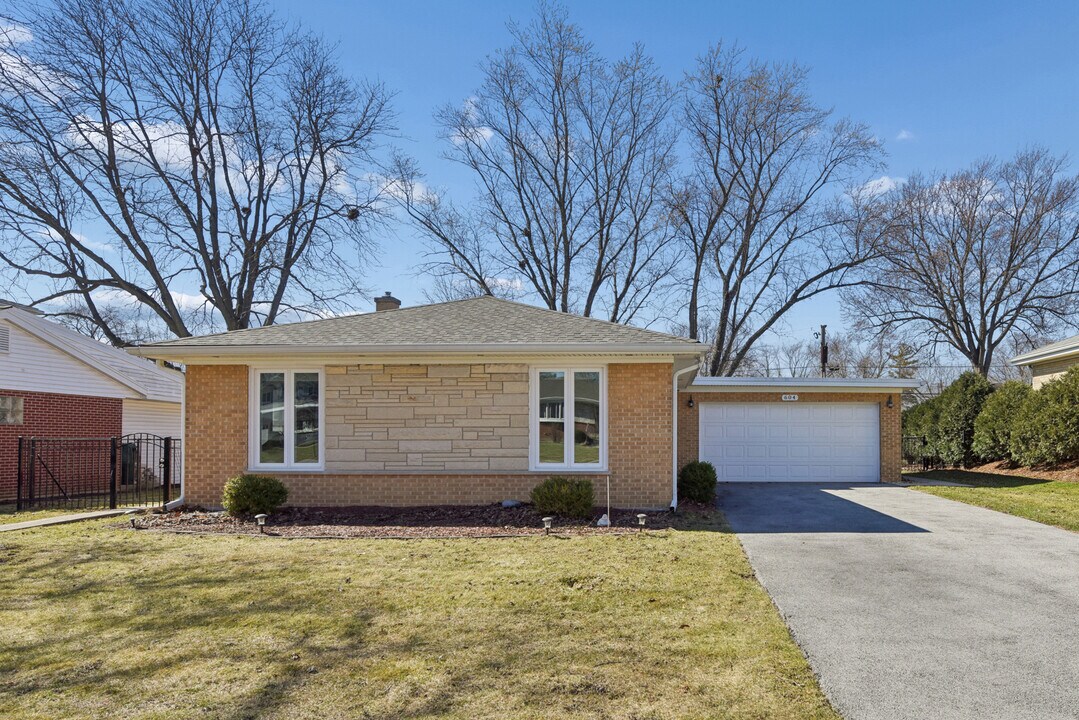 604 S Edward St in Mount Prospect, IL - Building Photo