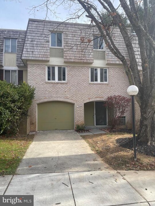 19033 Capehart Dr in Gaithersburg, MD - Building Photo