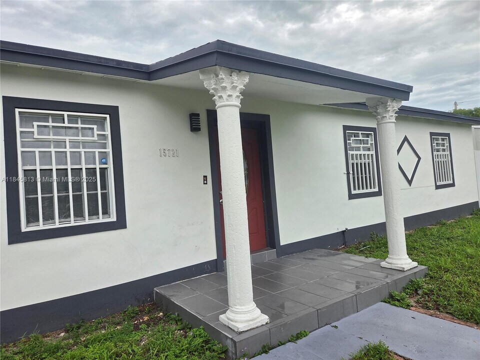 15721 NW 17th Ct in Opa Locka, FL - Foto de edificio