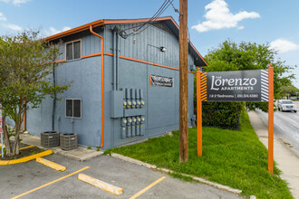 Lorenzo Apartments in San Antonio, TX - Foto de edificio - Building Photo