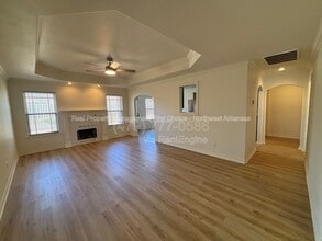 421 Coopers Wy in Centerton, AR - Foto de edificio - Building Photo