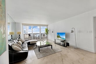 1717 N Bayshore Dr in Miami, FL - Building Photo - Building Photo