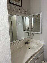 5460 White Oak Ave, Unit J203 in Encino, CA - Foto de edificio - Building Photo