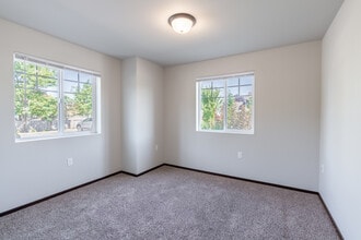 Cascade Village Apartments in Burlington, WA - Building Photo - Interior Photo