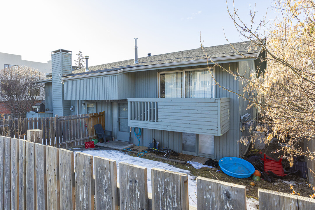 1603 27 Av SW in Calgary, AB - Building Photo